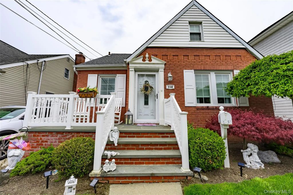 238 James Street, Franklin Square