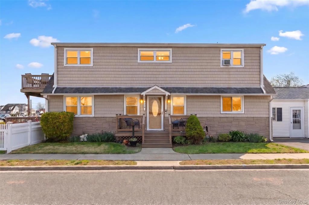 228 W Riviera Drive, Lindenhurst