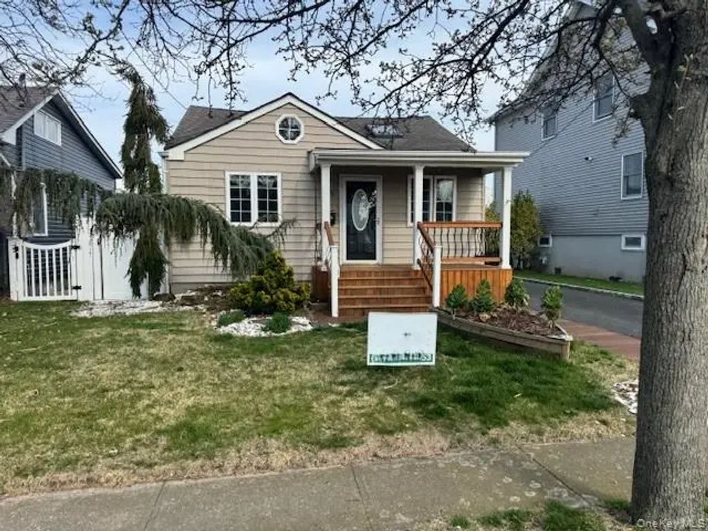 75 S Bay Drive, Babylon