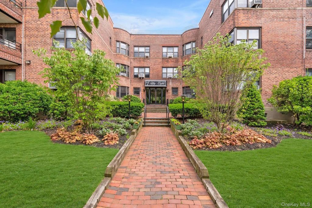 58 Grace Avenue # 1g, Great Neck
