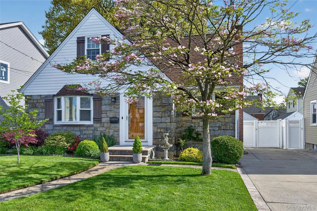 938 Van Buren Avenue, Franklin Square