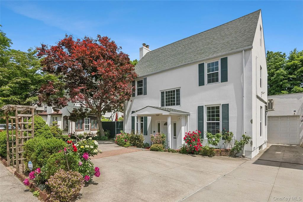 7715 Kew Forest Lane, Forest Hills