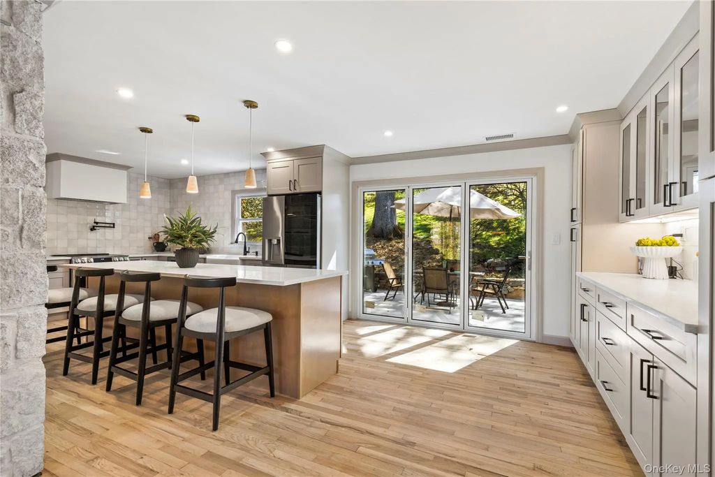 816 Hardscrabble Road, Chappaqua