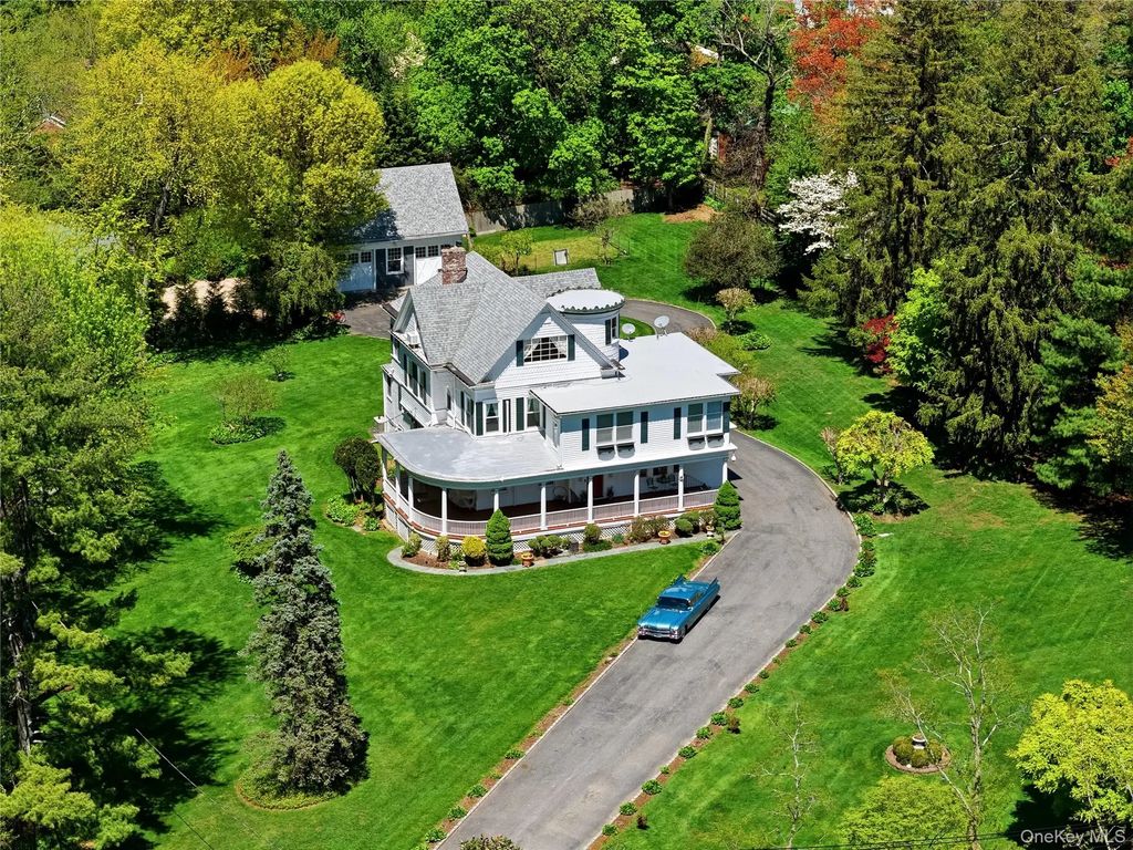 89 Duck Pond Road, Glen Cove