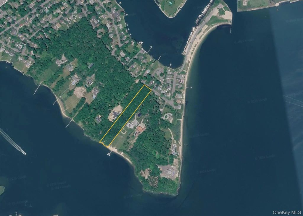 38 Old Neck Road S, Center Moriches