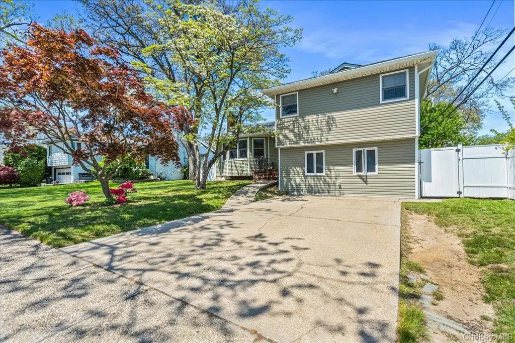 1733 Andrea Road, East Meadow
