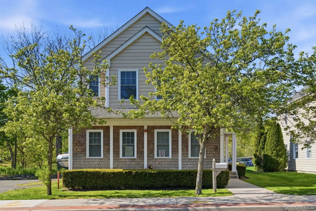569 Middle Road, Bayport