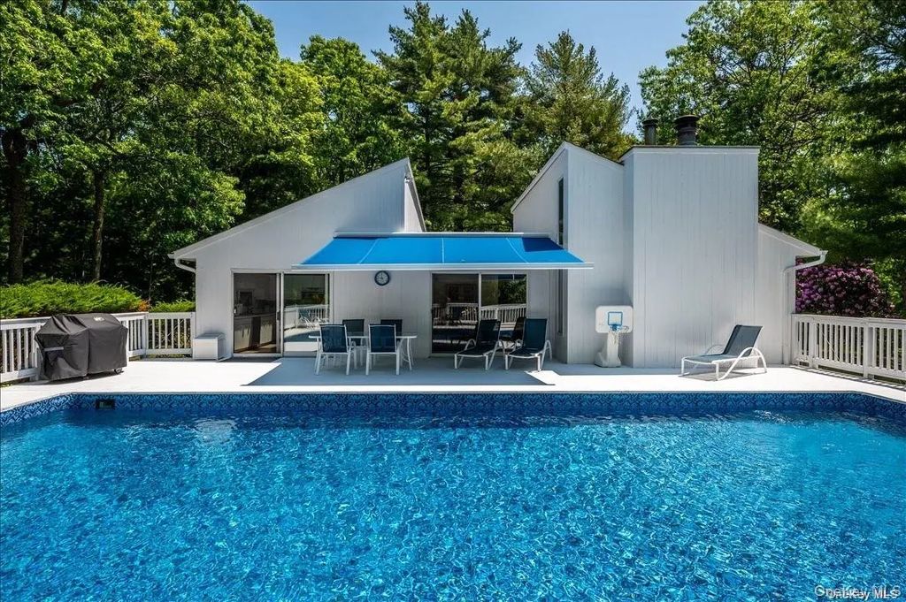 13 Van Scoys Path W, East Hampton