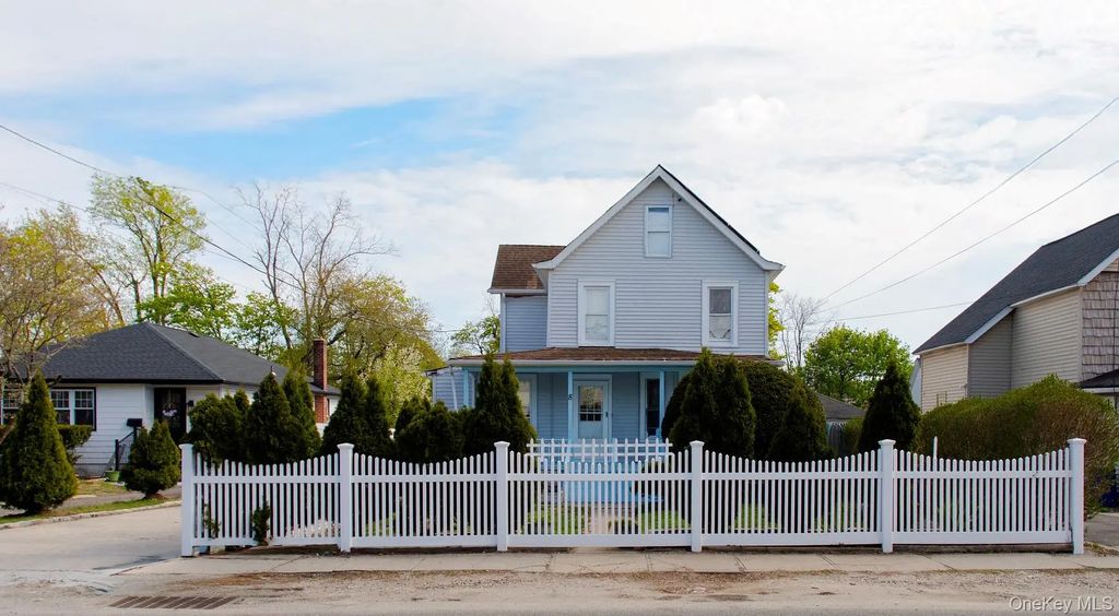 8 Brightside Avenue, Central Islip