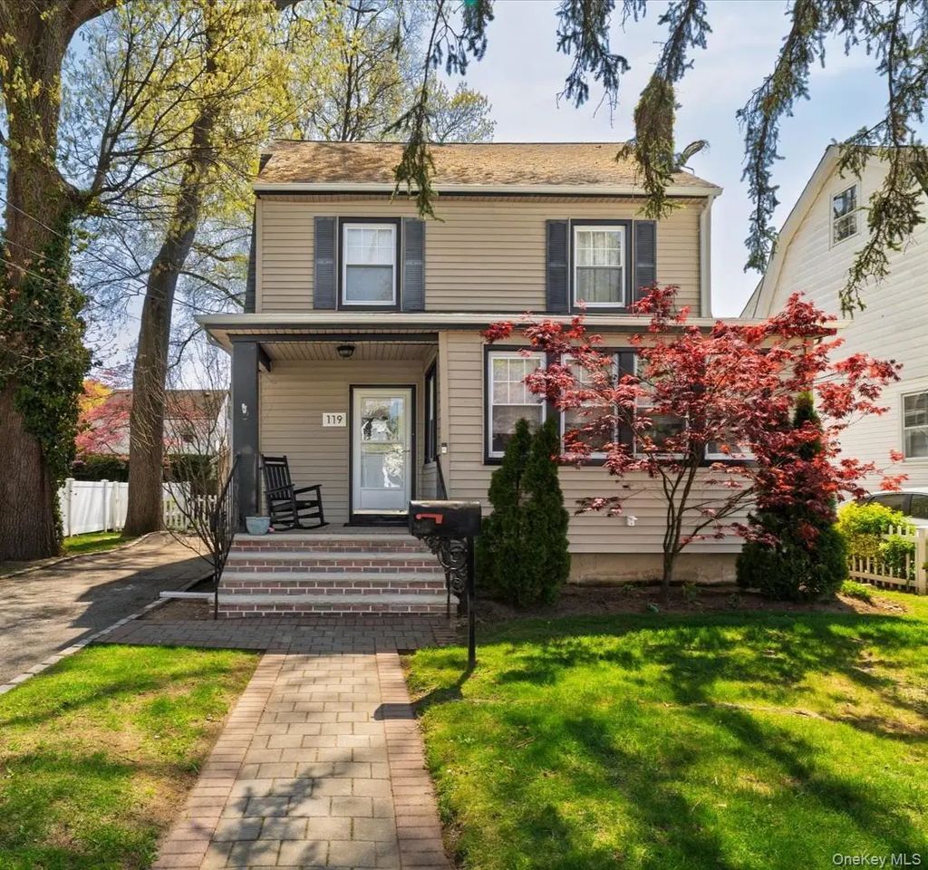 119 Nassau Avenue, Malverne