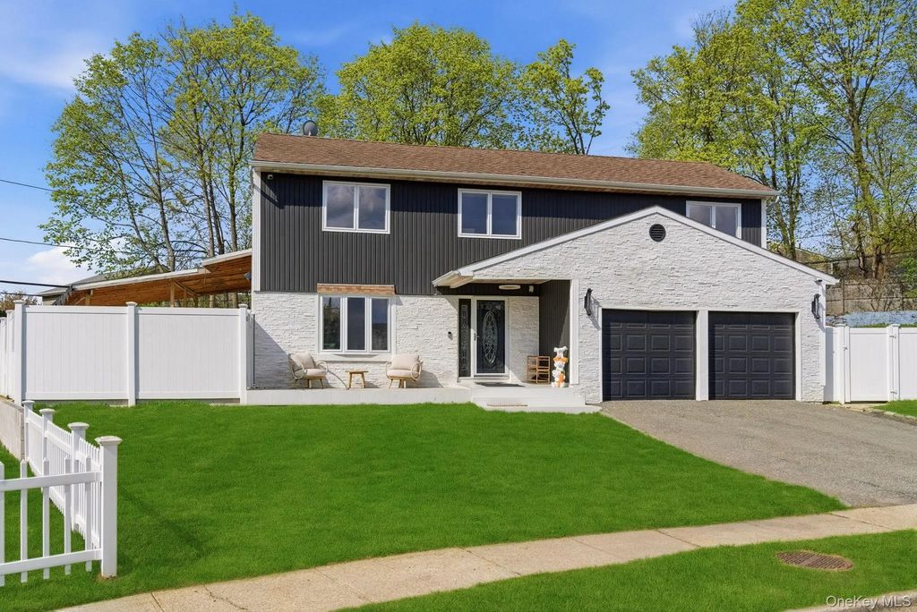 3 Rustic Court, Plainview