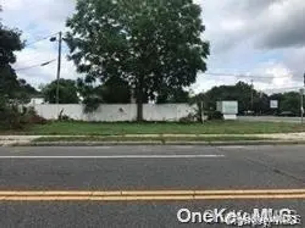 23 N Evergreen Drive, Selden