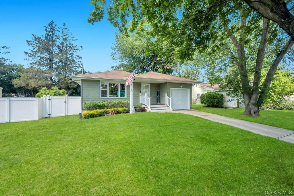 84 Oneida Avenue, South Setauket