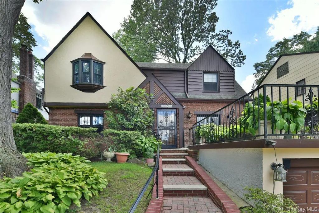 139-30 Coolidge Avenue, Briarwood