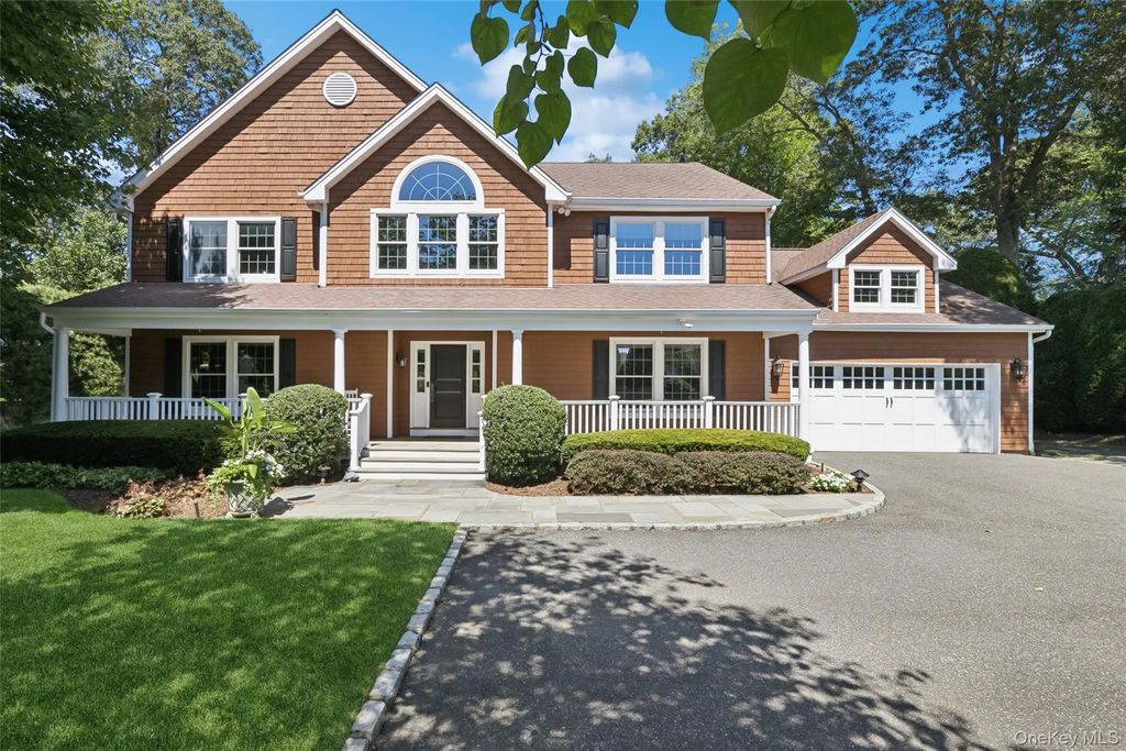 11 Cobblestone Court, Centerport