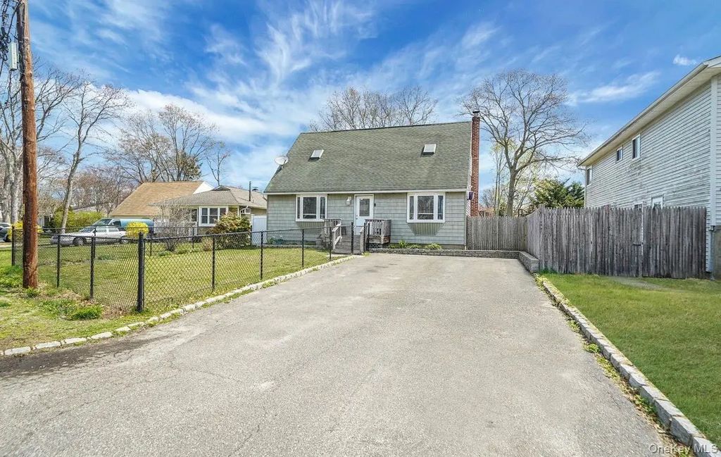 15 Maplewood Drive, Shirley