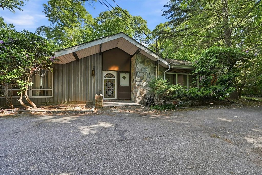 12 Tall Tree Court, Cold Spring Harbor