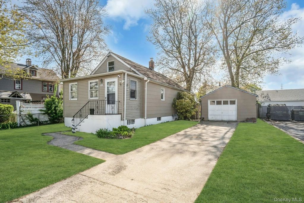 111 S 4th Street, Lindenhurst