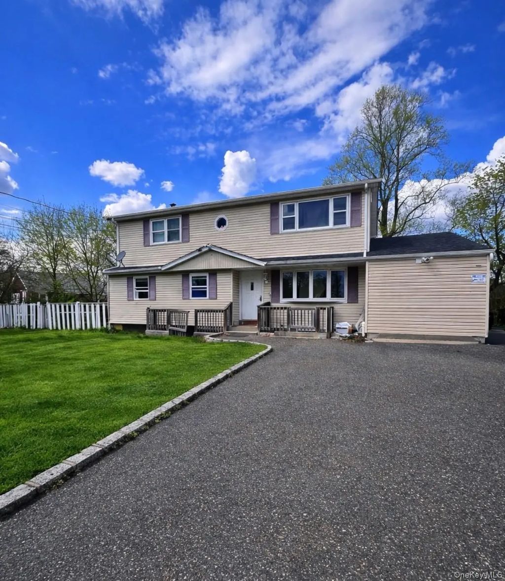 69 Commercial Boulevard, Central Islip