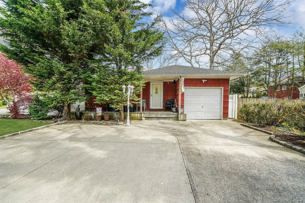 2771 Pond Avenue, Ronkonkoma