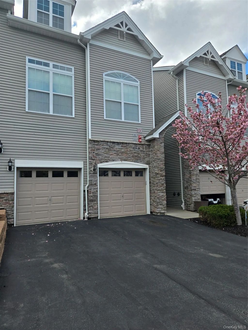 913 Hawthorn Way, New Windsor