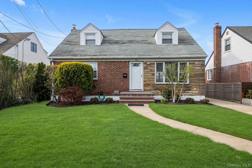 382 Old Country Road, Mineola