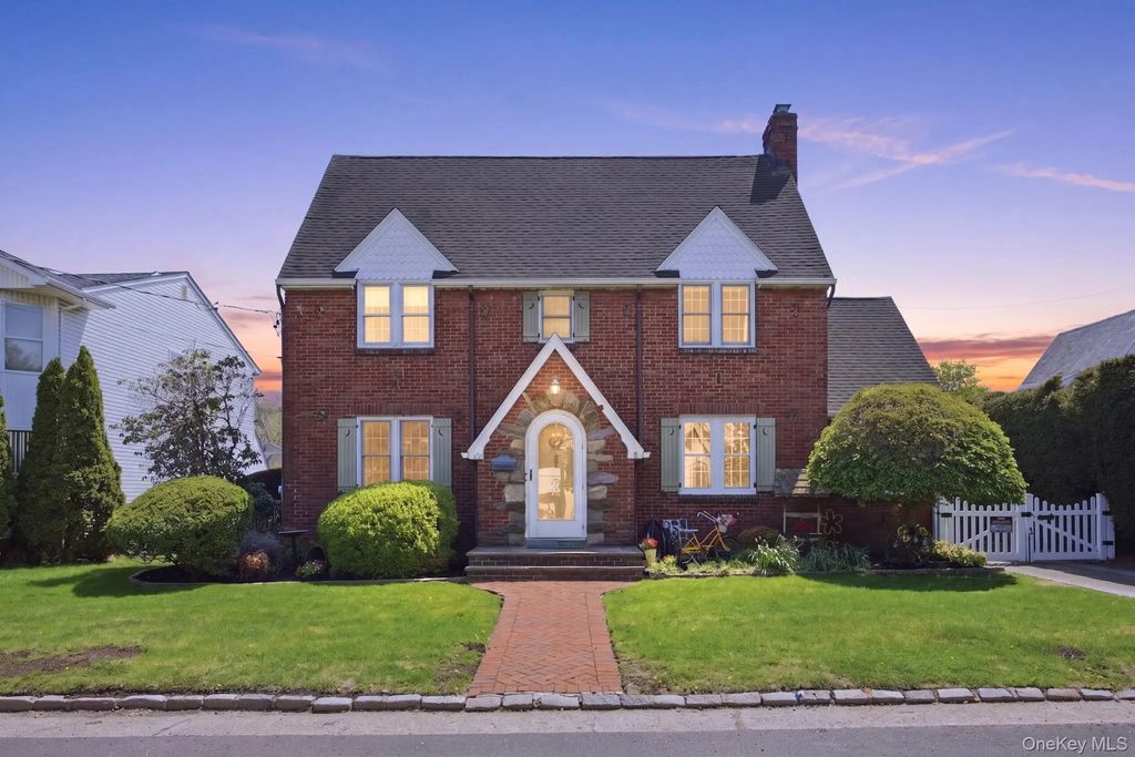 110 Bedford Avenue, Garden City Park