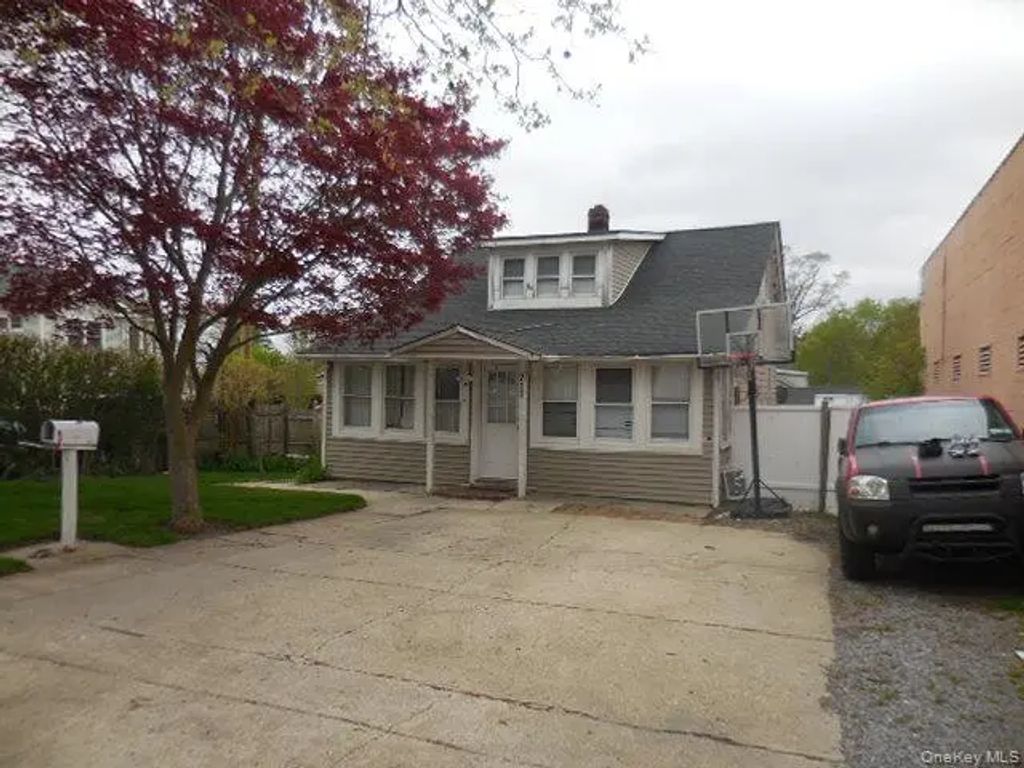 211 Lowndes Avenue, Huntington Station