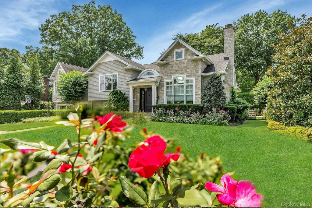 33 Harwood Drive E, Glen Cove