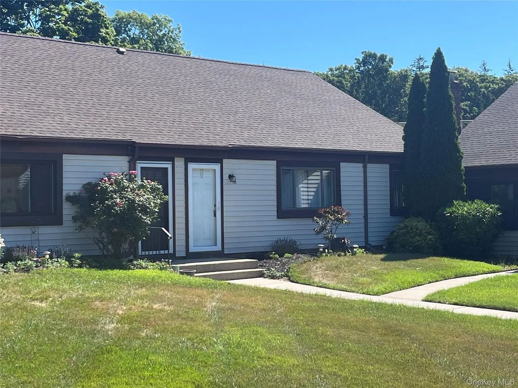 50 Gauguin Court # 50, Middle Island
