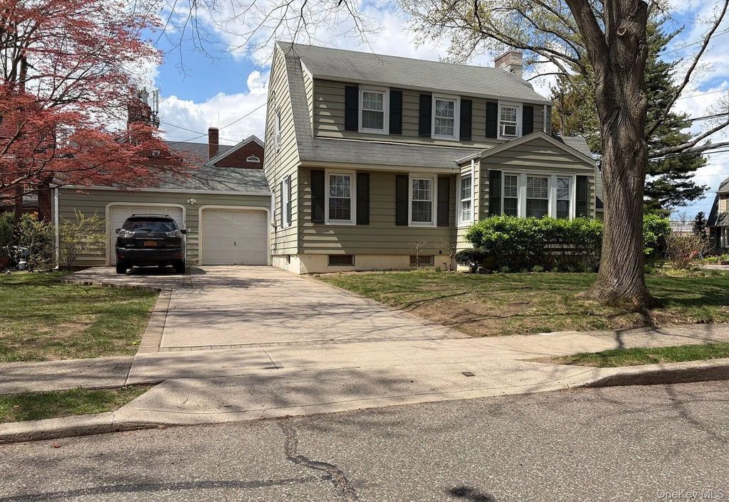 8 Chester Avenue, Garden City