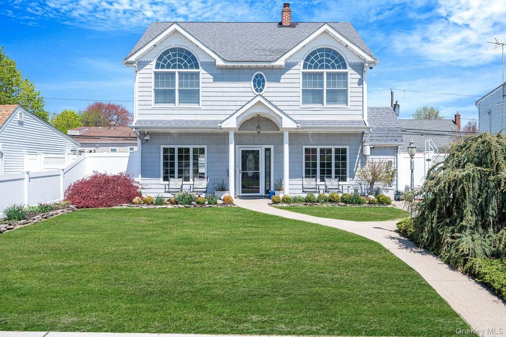 71 Hill Lane, Levittown
