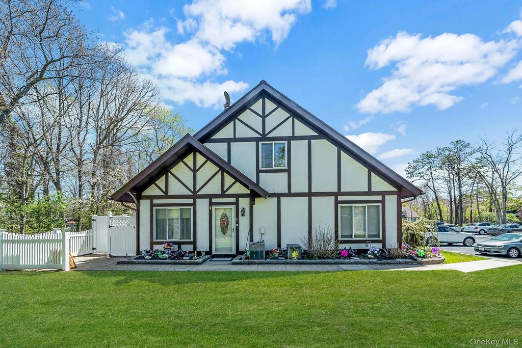 71 Crystal Rock Court, Middle Island