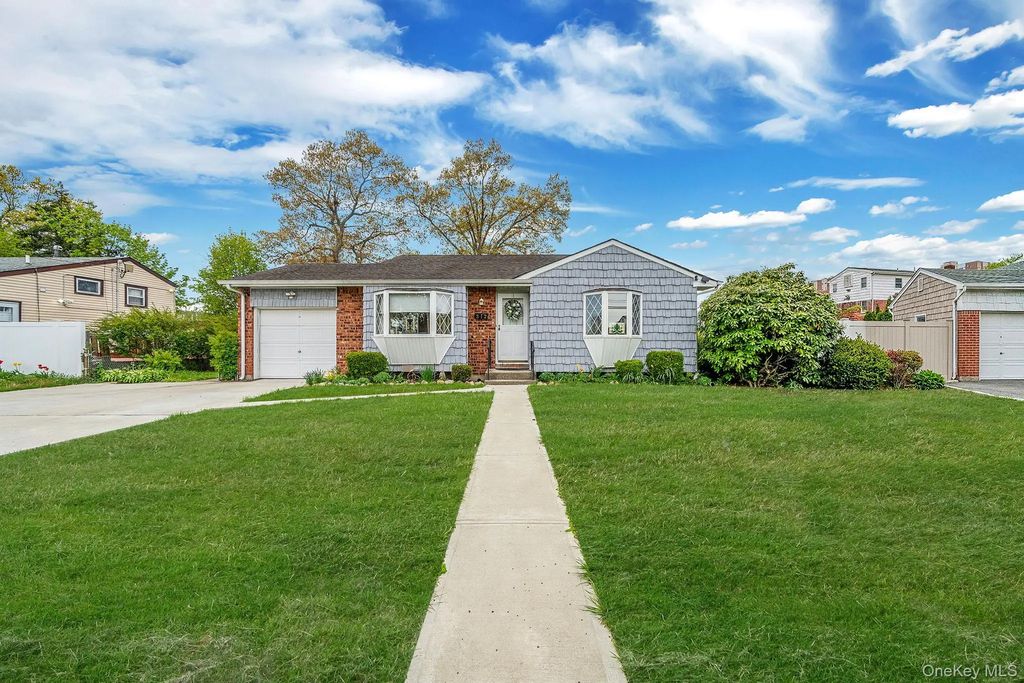 312 W 16th Street, Deer Park