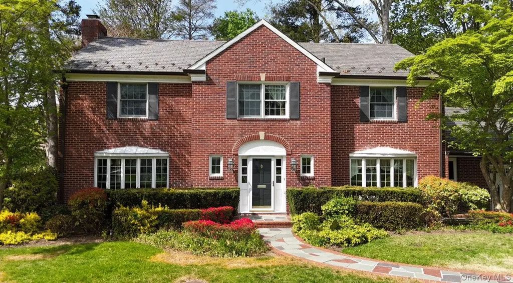 695 Hunt Lane, Manhasset
