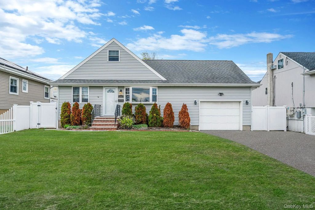 253 E Riviera Drive, Lindenhurst