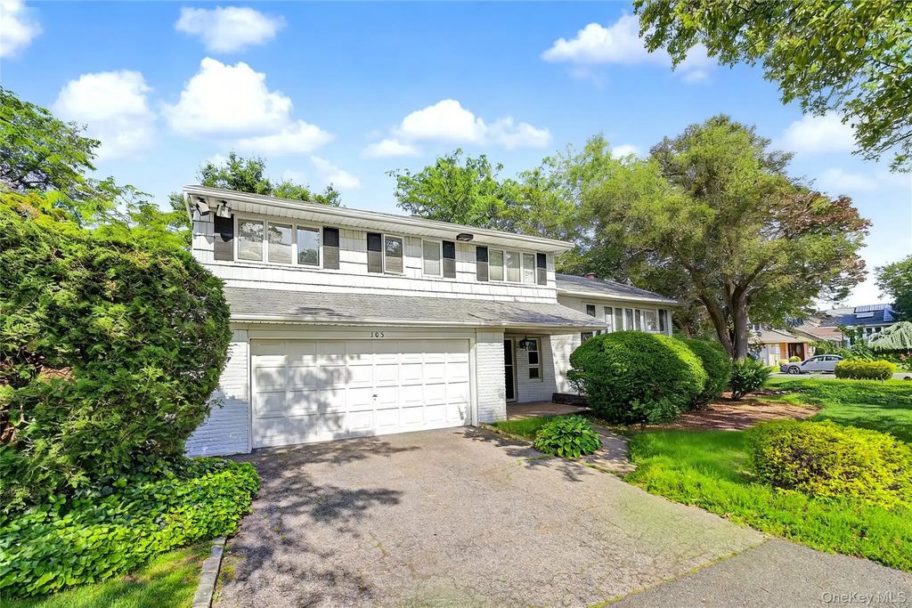 105 Serpentine Lane, Albertson