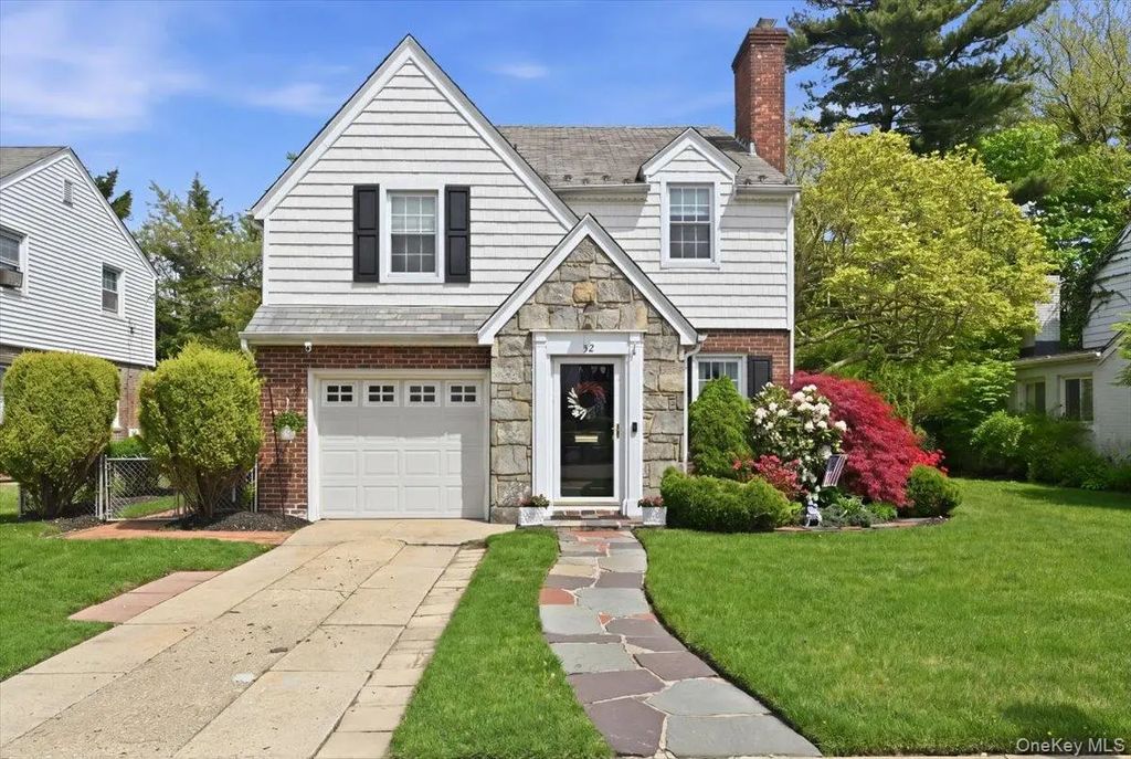 52 Wisteria Avenue, Mineola