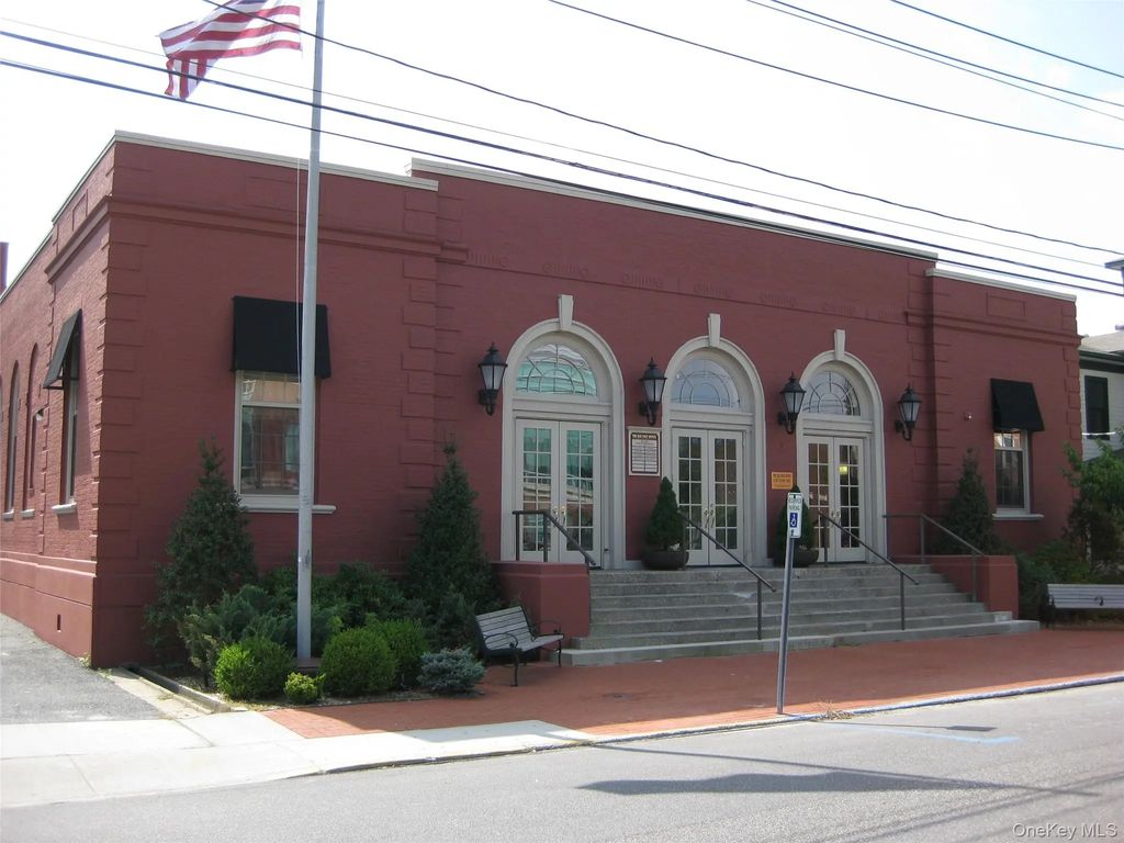 21 W 2nd Street, Riverhead