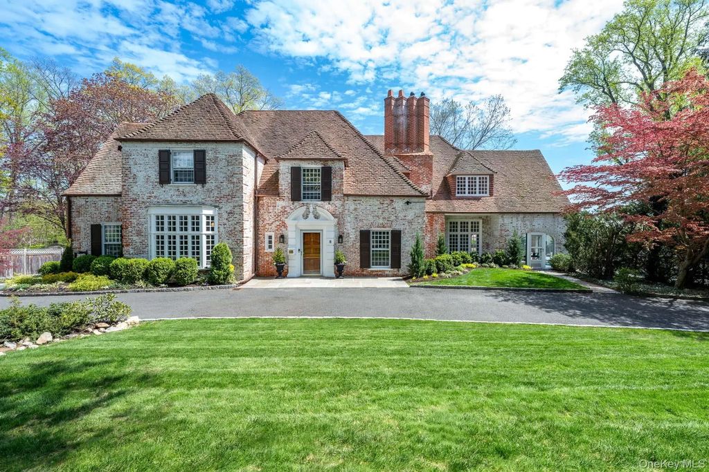 8 Rittenhouse Road, Bronxville