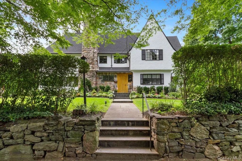 449 Pelham Manor Road, Pelham