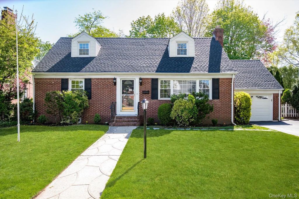 219 New Hyde Park Road, Garden City