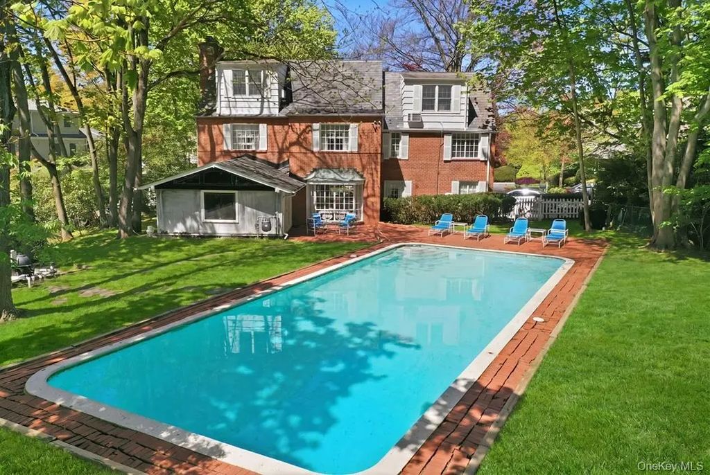 4 The Birches, Roslyn Estates