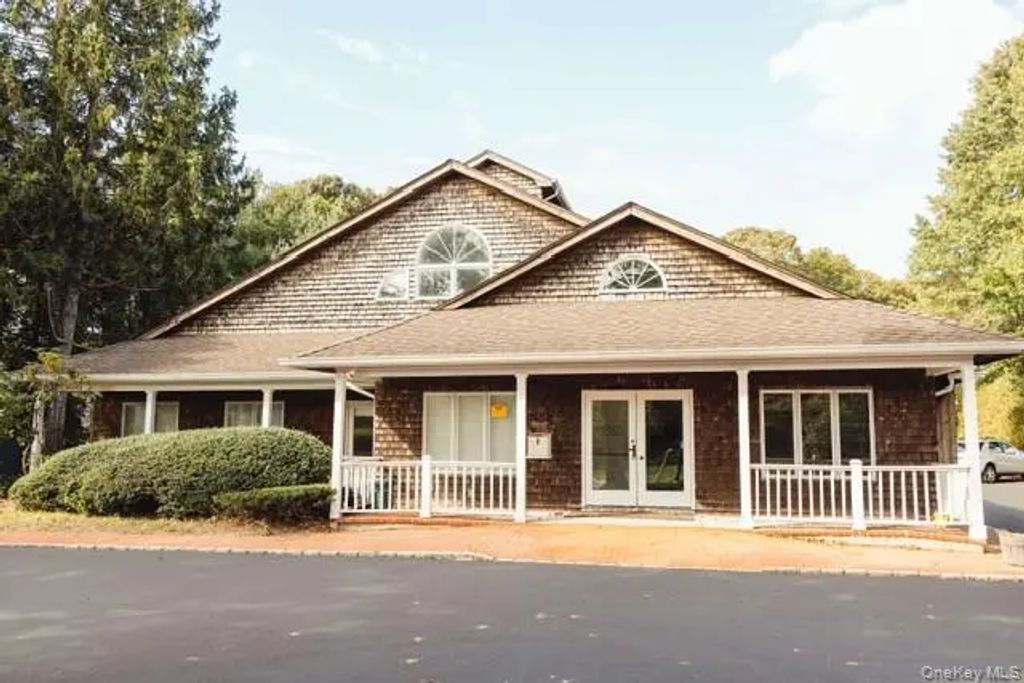 7785 Main Road, Mattituck