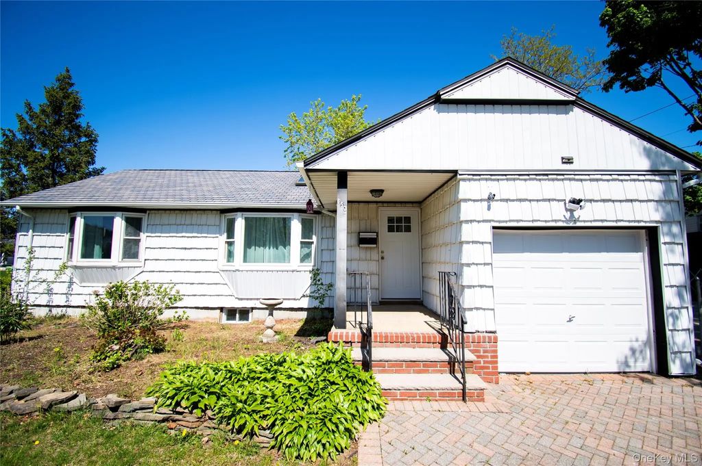 650 Bryant Street, East Meadow