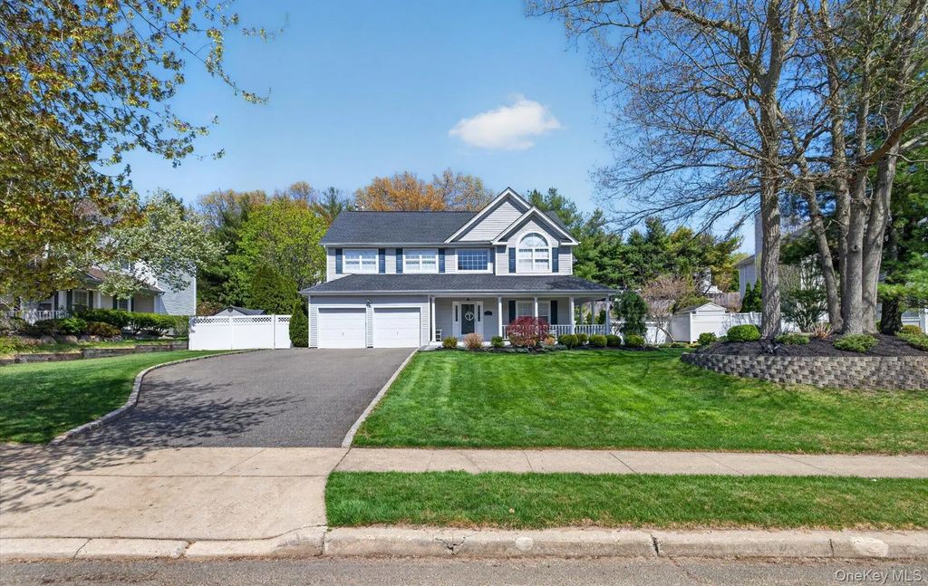 185 Plymouth Boulevard, Smithtown