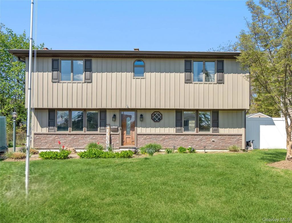 14 Greenway Circle N, Syosset