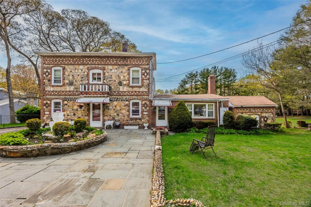184 Roosevelt Boulevard, Hauppauge