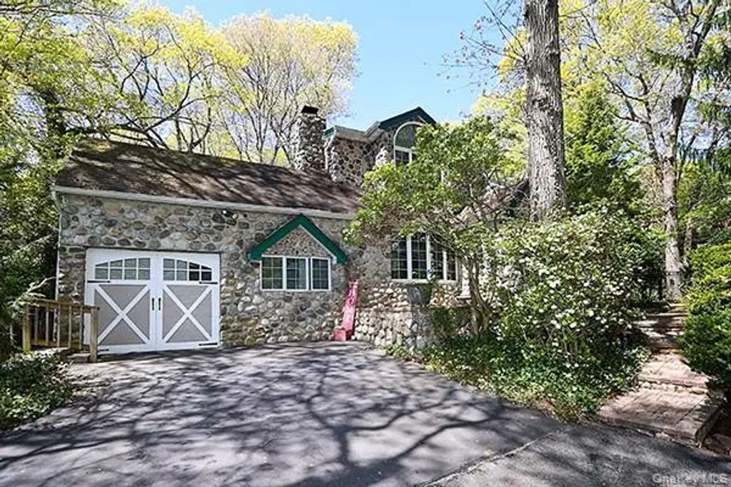 11 Craig Drive, South Huntington