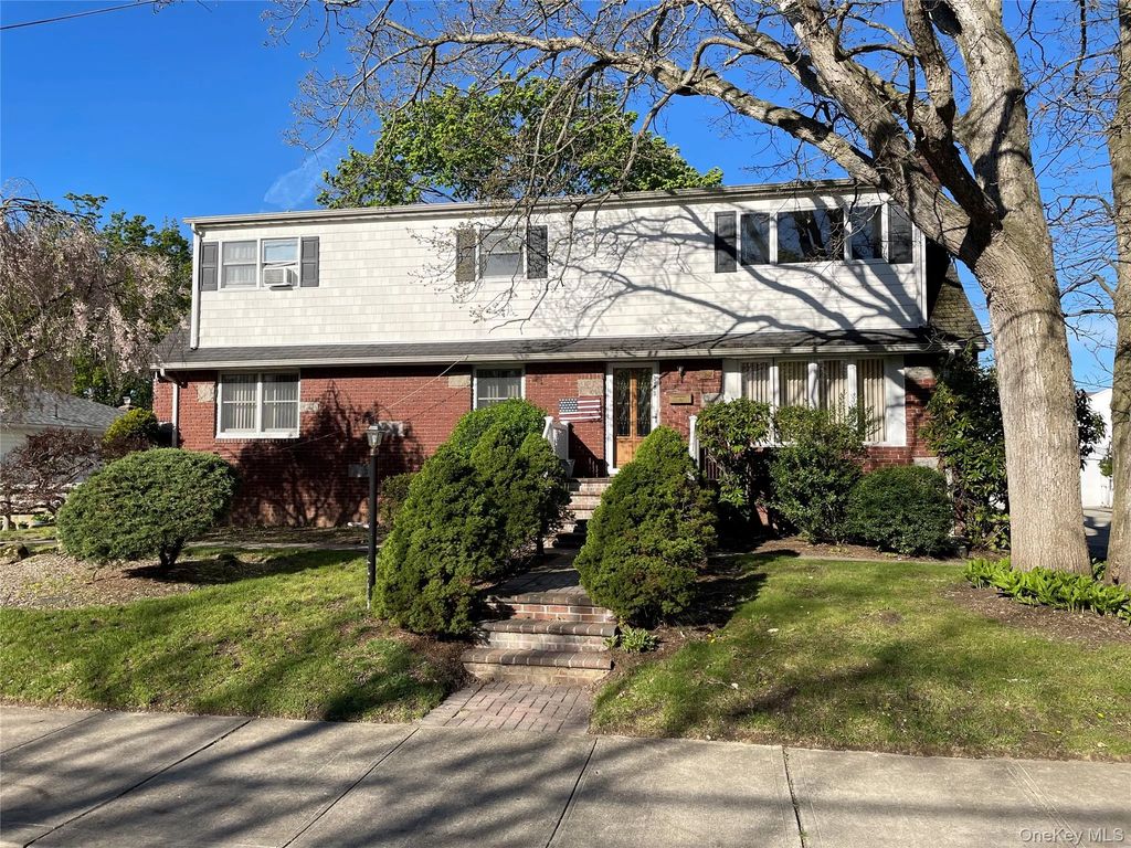 581 Grand Avenue, Lindenhurst